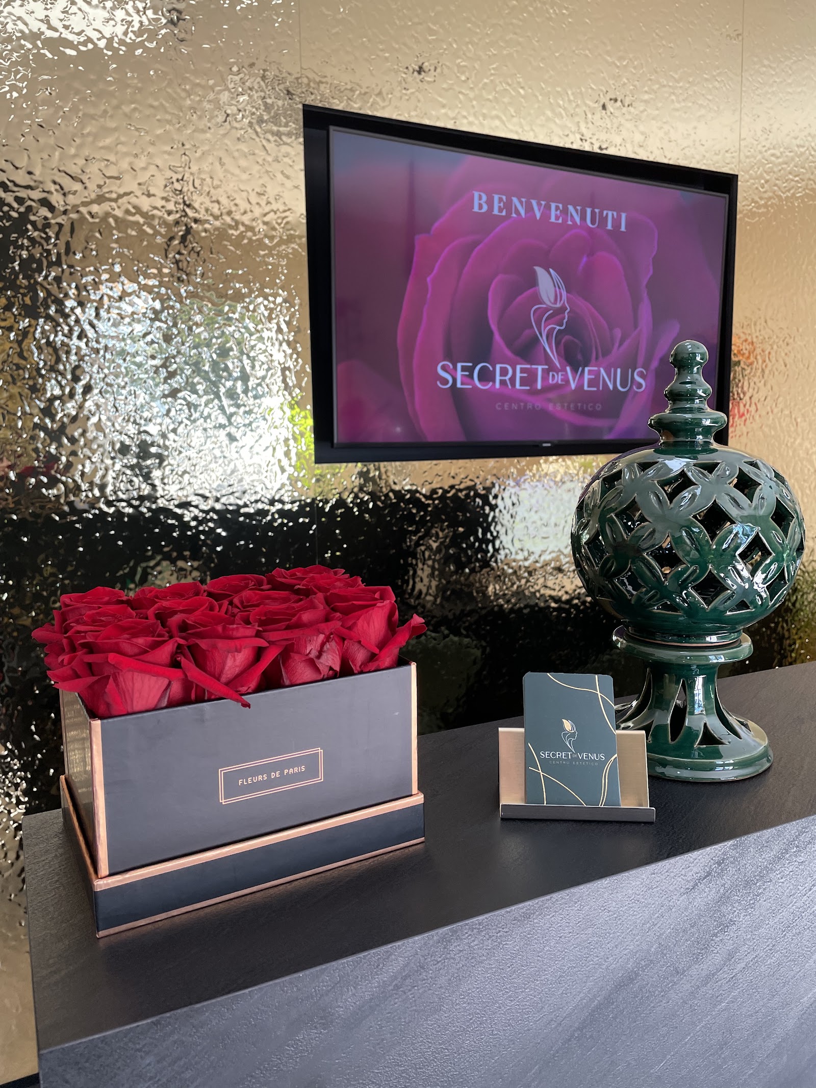Reception del centro con composizione di rose rosse e schermo di benvenuto Secret De Venus