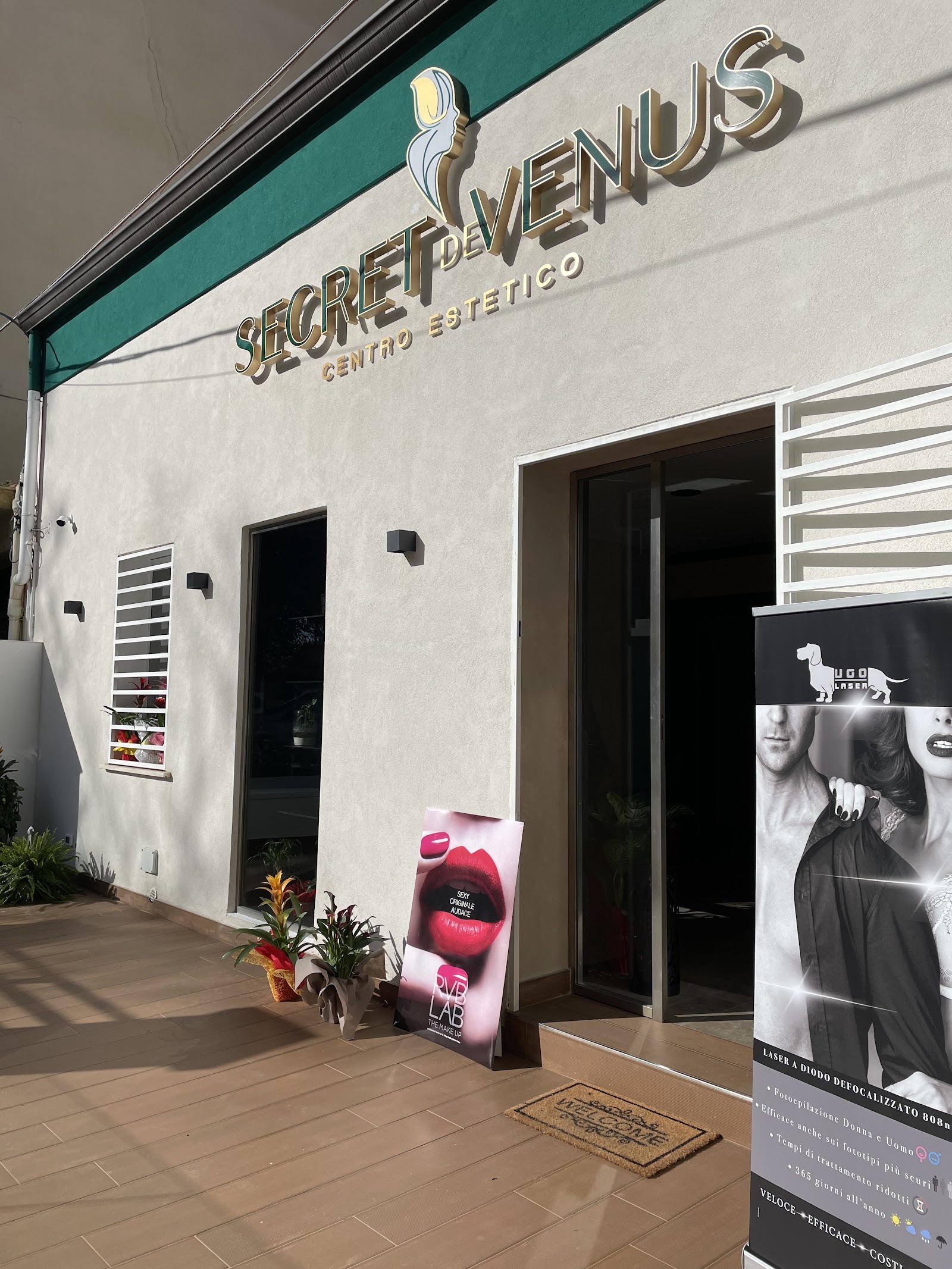Facciata del centro Secret De Venus con insegna